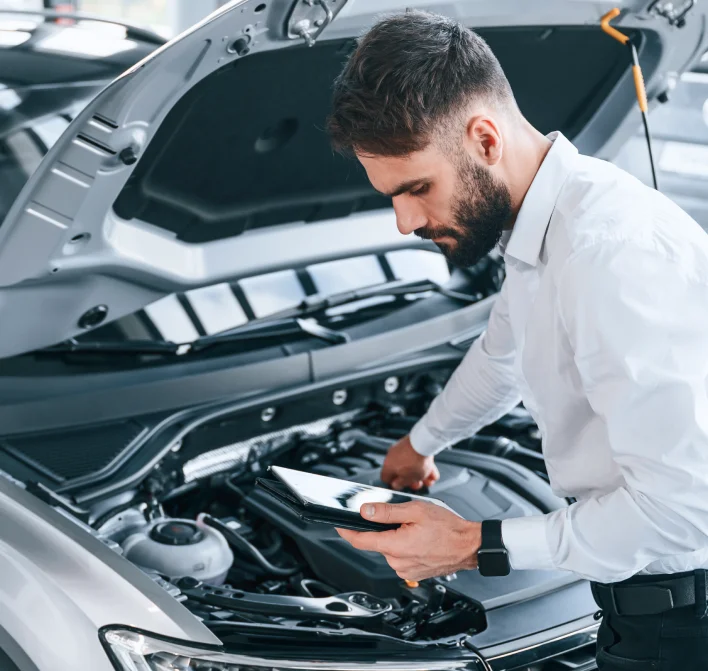 Hombre haciendo reparación de automóviles